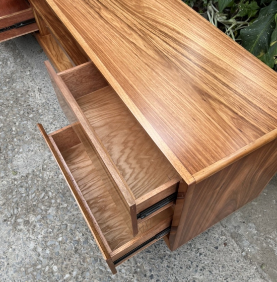 Kệ ti vi gỗ hương xám mẫu nhật hiện đại 