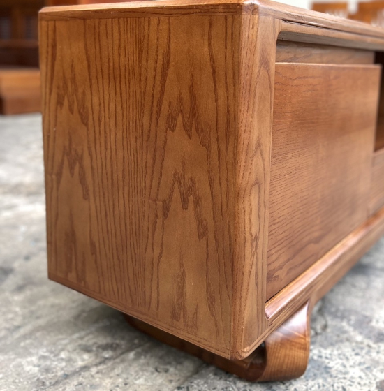 Kệ Ti Vi Gỗ Sồi Nga Lau Màu Hương Chân Xoắn 