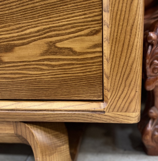 KỆ TIVI GỖ SỒI NGA CHÂN XOẮN LAU MÀU SƠN INCHEM CAO CẤP