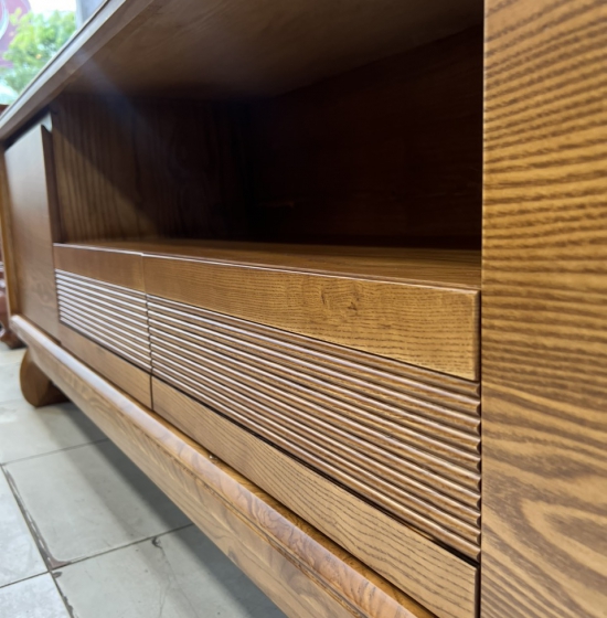 KỆ TIVI GỖ SỒI NGA CHÂN XOẮN LAU MÀU SƠN INCHEM CAO CẤP