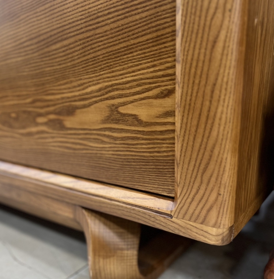 KỆ TIVI GỖ SỒI NGA CHÂN XOẮN LAU MÀU SƠN INCHEM CAO CẤP