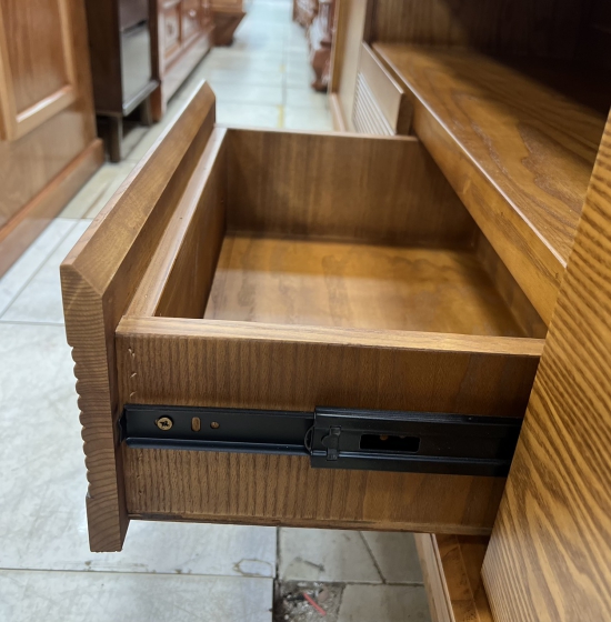 KỆ TIVI GỖ SỒI NGA CHÂN XOẮN LAU MÀU SƠN INCHEM CAO CẤP