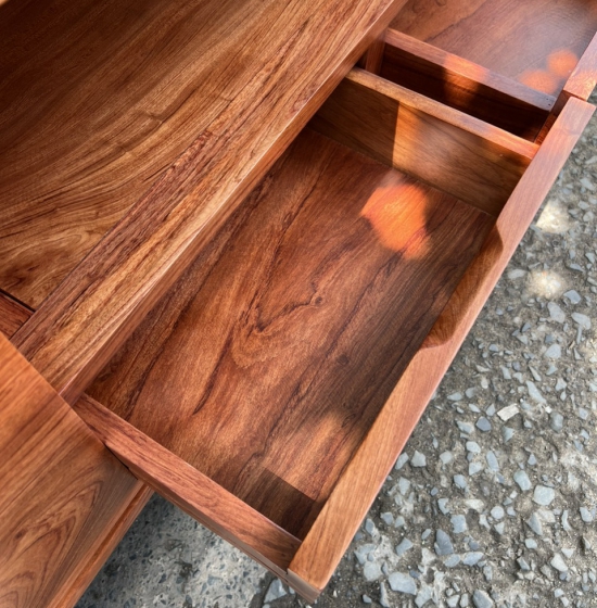 KỆ TIVI GỖ HƯƠNG ĐÁ CHÂN XOẮN CAO CẤP 