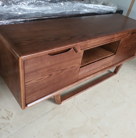 KỆ TIVI GỖ SỒI NGA MÀU ÓC CHÓ - CHÂN CONG HIỆN ĐẠI KTV 1700