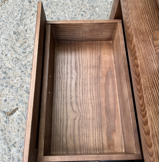 KỆ TIVI GỖ SỒI NGA LAU MÀU ÓC CHÓ 3 NGĂN KÉO - HIỆN ĐẠI