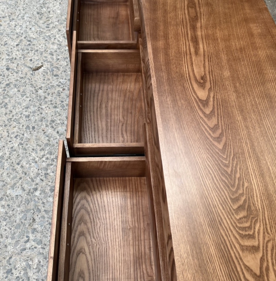 KỆ TIVI GỖ SỒI NGA LAU MÀU ÓC CHÓ 3 NGĂN KÉO - HIỆN ĐẠI