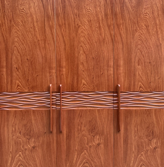 TỦ ÁO GỖ HƯƠNG ĐÁ 3 CÁNH MẪU SÓNG KẾT HỢP CÁNH KÍNH CƯỜNG LỰC