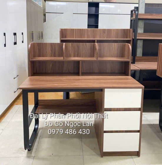 Bàn Học Sinh Gỗ Công Nghiệp Chân Sắt Giá Rẻ Kèm Kệ Sách 